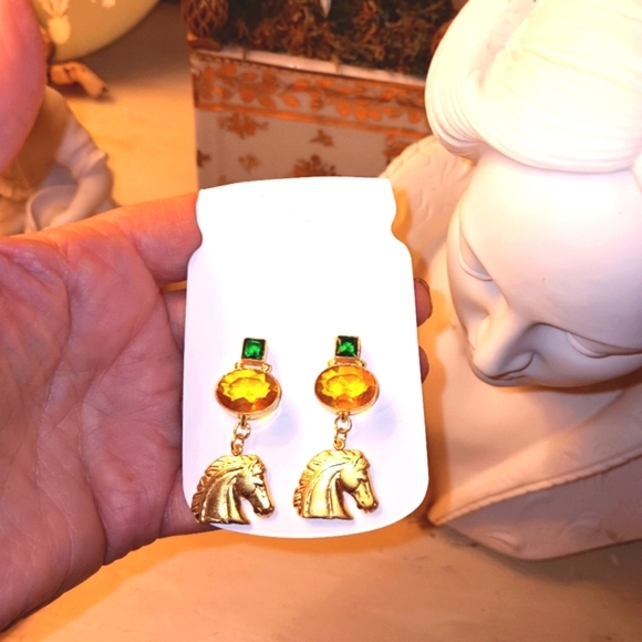 EQUESTRIAN HORSE QUARTZ GEM 22KT GOLD PLATED DANGLE EARRINGS - Picture 1 of 5